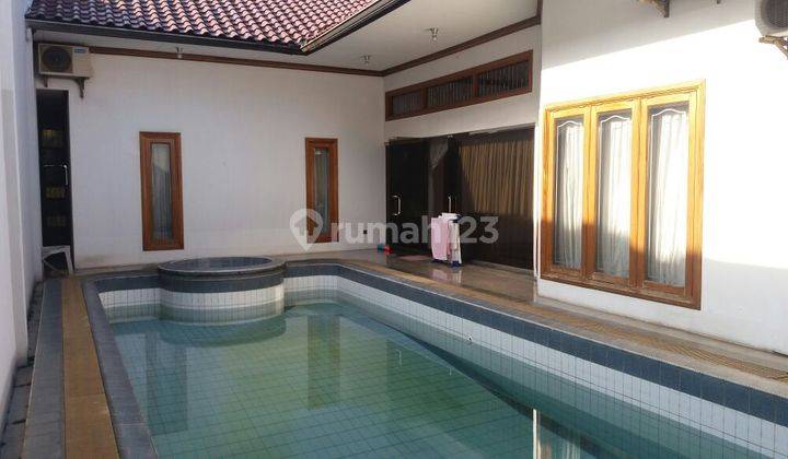 Dijual Rumah Full Furnish terdapat Kolam Renang di Pondok Pinang 2