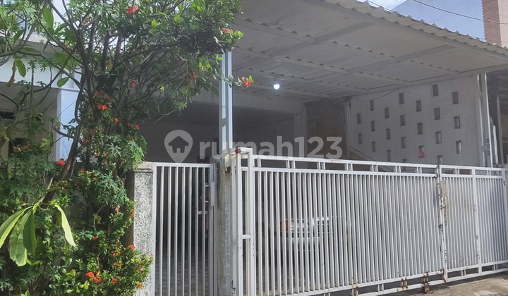 Di Jual Rumah Bersih di Ciputat SHM dengan Luas 185 m2 dan Bangunan 150 m2