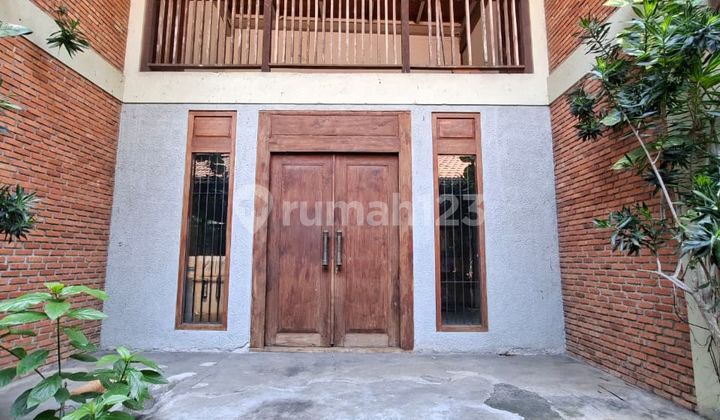 Rumah Bagus Luas 2½ Lantai di Ciputat dengan LT 480 M2 LB 254 M2 Surat SHM Rumah Bagus Luas 2½ Lantai di Ciputat dengan LT 480 M2 LB 254 M2 Surat SHM