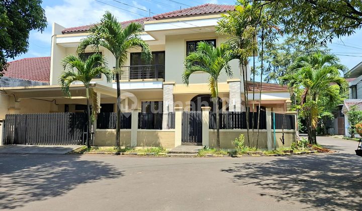 Rumah Luas 2 Lantai Depan Taman Kompleks Rumah Luas 2 Lantai Depan Taman Kompleks