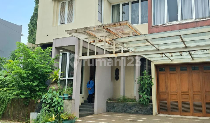 2-Story House in Bintaro Sector 8 with 4+1 BR 4+1 Bath, already has SHM (Certificate of Ownership).