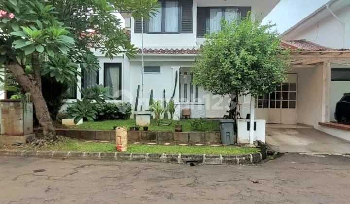 Beautiful Clean Ready-to-Live House in Bintaro Jaya, Area 216 m2, Building 200 m2, SHM Certificate, 3+1 Bedrooms, and 3+1 Bathrooms.