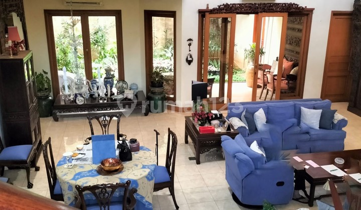 Rumah di Jakarta Selatan Semi Furnished Luas 415 m2 Bangunan 320 m2 KT 3+2 KM 3+1 Posisi HOOK Surat SHM