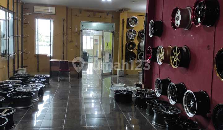 Ready-to-Use Business Space with Highly Strategic Roadside Location