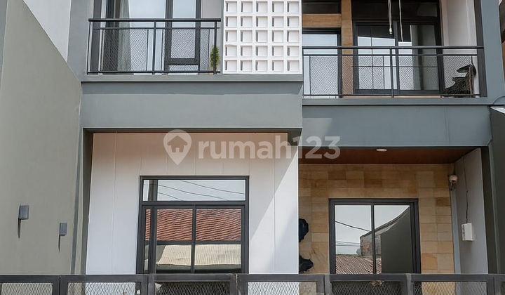 Rumah Kekinian, Brand New, Siap Huni, Design Arsitek Ala Industrial Dalam Komplex di Legoso, Ciputat, Dekat M R T Lebak Bulus