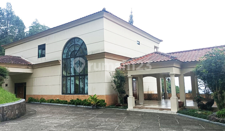 Villa Mewah Asri di Megamendung 3 Kilo Dari Jalan Raya Puncak