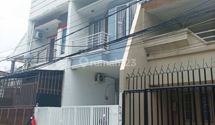 Rumah Strategis 4 Kamar di Tomang Jakarta Dekat Ke Jalan Raya 2