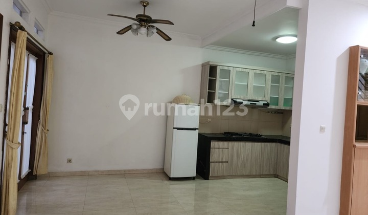 Rumah di pusat kota Jakarta dekat SCBD Cocok untuk tinggal dan kantor