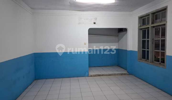 A house suitable for an office and business in South Jakarta. 2