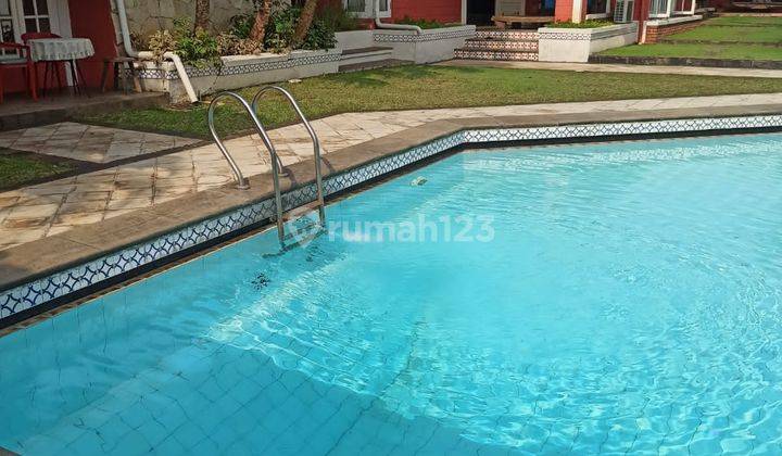 Rumah Ala Villa Furnished Dengan Halaman Luas di Lebak Bulus 1