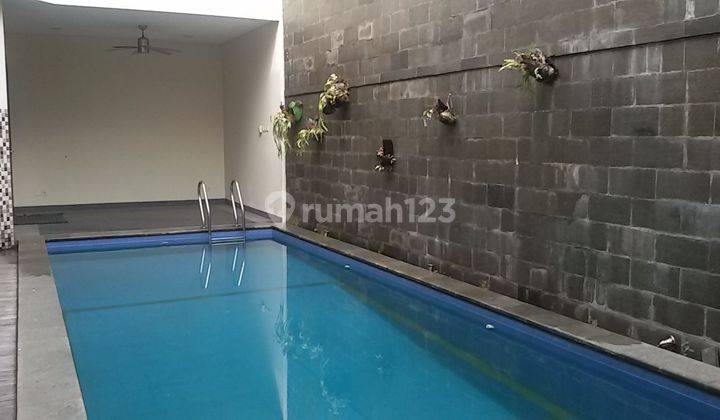 Rumah 2 Lantai Bagus modern dalam perumahan ada kolam renang  1