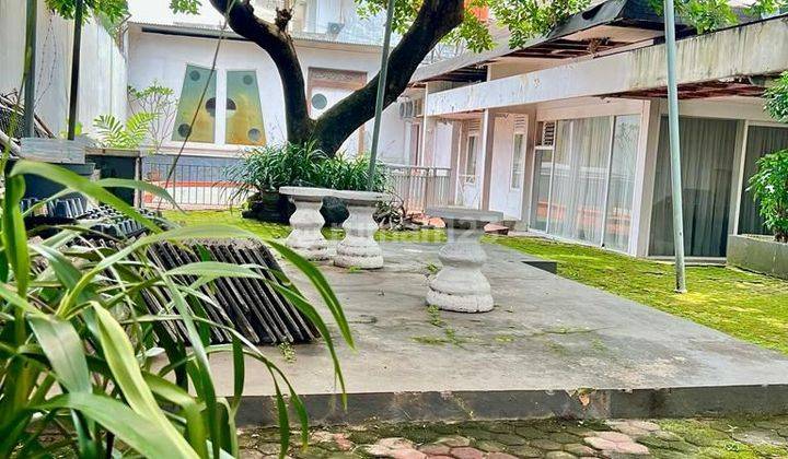 RUMAH LAMA TERAWAT SIAP HUNI ADA KOLAM RENANG Harga mendekati NJOP 1