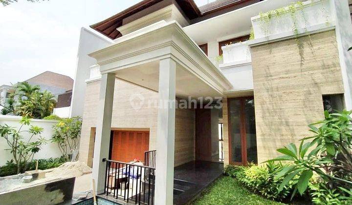 Rumah Mewah Bangunan Baru Jual siap huni ada kolam renang  2