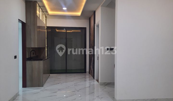 Dijual Rumah di Citraland Utama Semi Furnish Lebar 8M Murah