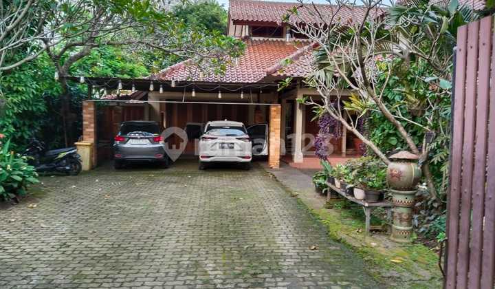 Serene House with a Very Spacious Yard in Jagakarsa, South Jakarta.