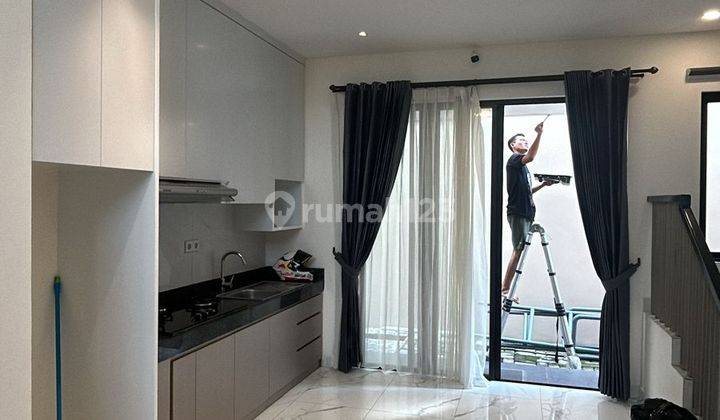 Rumah 3 Lantai Sudah Renovasi Furnished di Asya, Jakarta Timur 2