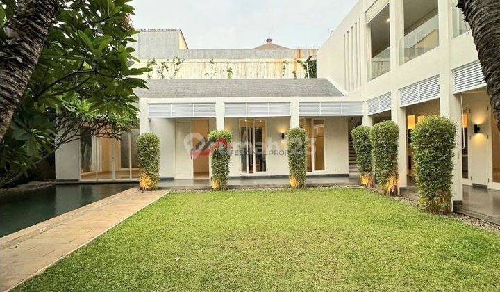 Dijual Rumah Bergaya Modern Tropis di Cilandak 2