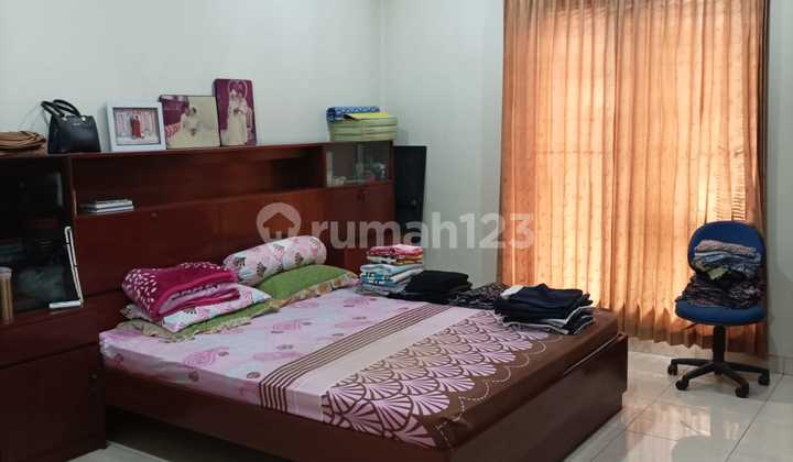 For sale: a sturdy, semi-furnished 2-story house, move-in ready, located in the Taman Dago Lippo Cikarang complex, Cibatu village, South Cikarang, Bekasi. 2