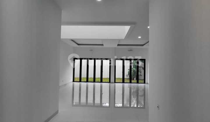 New Ready-to-Live House in a Large Street Complex at an Attractive Price 2