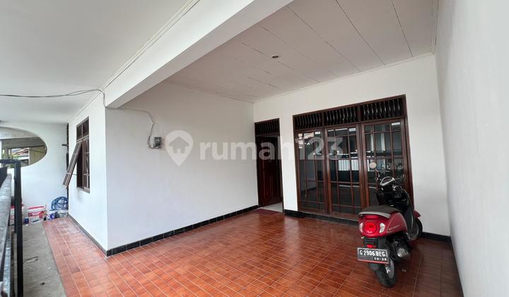 Strong Old Red Brick House in Kebayoran Lama, Cheap Price Still Negotiable