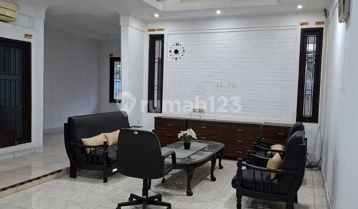 Dijual Rumah Lama Posisi Hoek Lokasi Strategis di Cilandak Barat, Jakarta Selatan