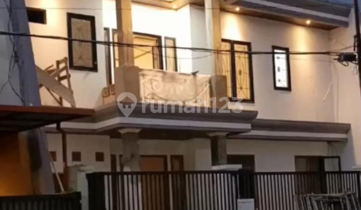 Dijual Rumah Baru Siap Huni, 2Lt, di Manyar Kertoadi