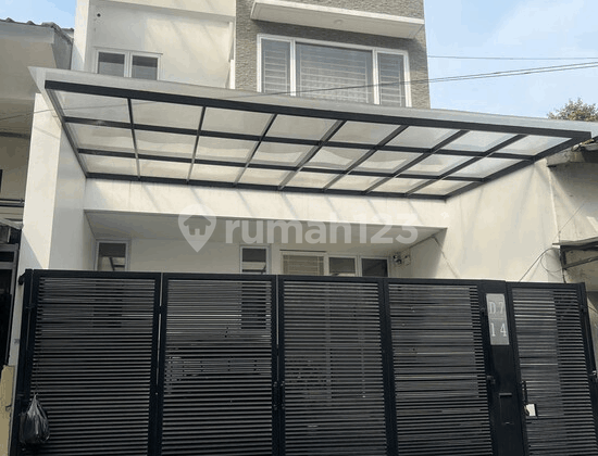 Rumah Bagus Furnished Siap Huni di Kebun Jeruk Jakarta Rumah Bagus Furnished Siap Huni di Kebun Jeruk Jakarta