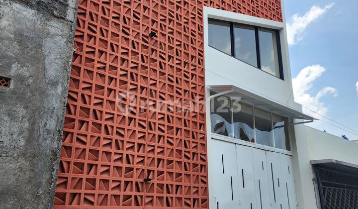 Active Exclusive Boarding House in Banyuanyar, Suitable for Investment. Active Exclusive Boarding House in Banyuanyar, Suitable for Investment.