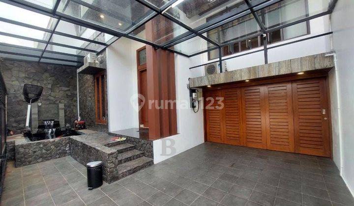 Rumah Mewah Kolam Renang Area Solo Baru 2