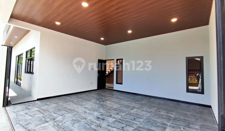 Luxury House with Swimming Pool in the City Center of Solo 2