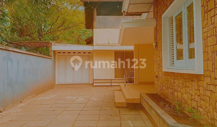 Well-Maintained Old House in the Center of Solo City Well-Maintained Old House in the Center of Solo City