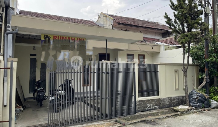 Rumah Kamar Banyak di Taman Holis Indah