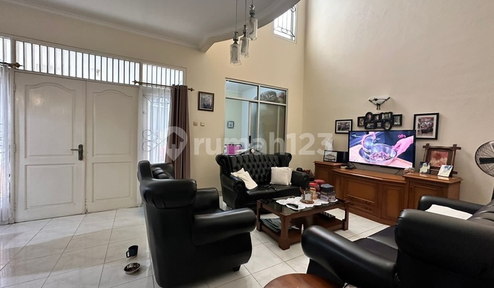 Beautiful House in the Magnificent Tourism City, 2 Floors Neat, Land Area 240, Building Area 250, Negotiable. 2