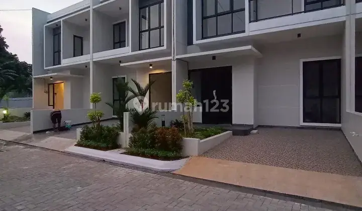 Rumah Siap huni di jatisampurna row jalan lebar dekat tol