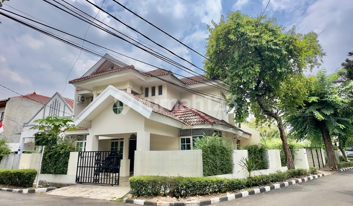 Sector 9 Bintaro House near culinary centers and comfortable residences...