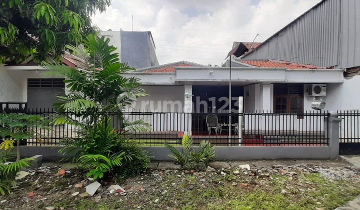 Rumah di Pejompongan, cocok buat kost2an ..