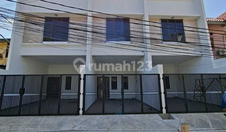 Rumah Baru Tanjung Duren Row 3 Mobil. Jakarta Barat