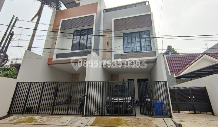 House in Duri Kepa near Tanjung Duren, semi-furnished. Parking space for 3 cars in a row.