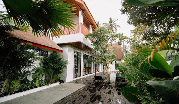 F R E E H O L D Dijual Villa Mewah Bangunan Baru 2 Lantai View Sawah  1