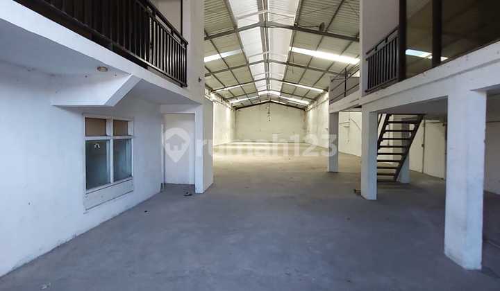 Warehouse for Rent in Margomulyo Permai, Area 550M2