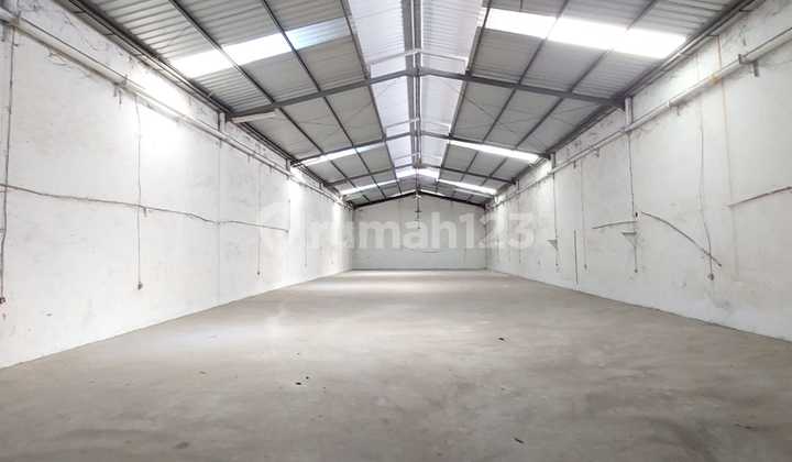 Warehouse for Rent in Margomulyo Permai, Area 550M2