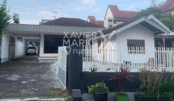 Rumah di Letjen Sutoyo Kota Malang Pusat Kota , Carport Luas  1