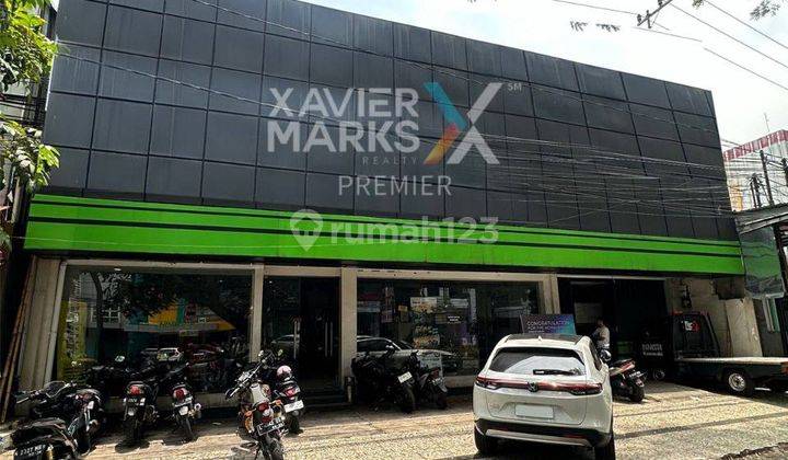 Gedung Showroom di Poros Jalan Jaksa Agung Suprapto Malang