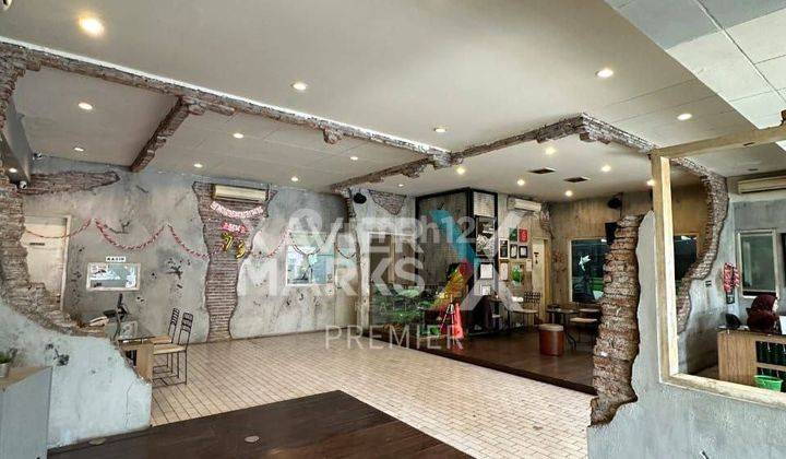 Gedung Showroom di Poros Jalan Jaksa Agung Suprapto Malang