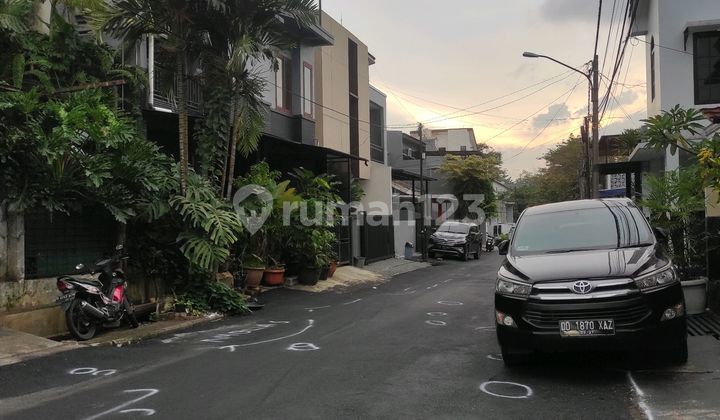 Siaphuni House in Mertilang, Bintaro Jaya 2