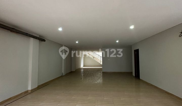 Rumah Mewah di Katamaran Indah, Luas 358 M2, Ada Swimming Pool 2