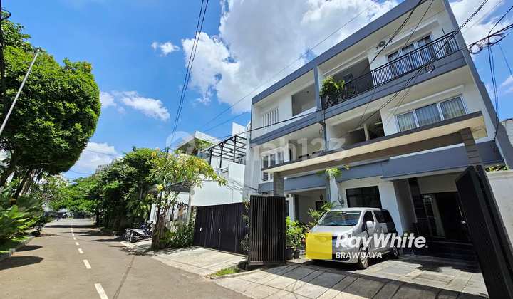 Rumah di Kebayoran Baru, Jakarta Selatan, lokasi tenang, 1,7 km ke MRT Blok M