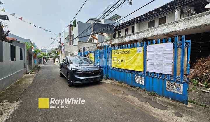 Rumah lama di jalan Sungai Sambas, Kebayoran Baru, Hitung Tanah Saja, akses 2 mobil Rumah lama di jalan Sungai Sambas, Kebayoran Baru, Hitung Tanah Saja, akses 2 mobil