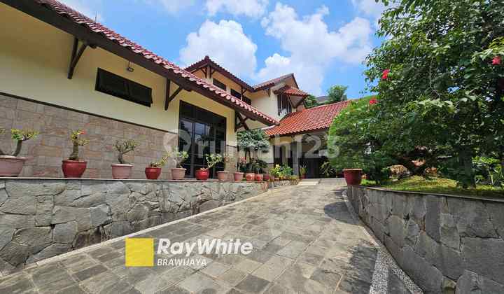 House in the Bukit Pratama complex, Lebak Bulus. Quiet location, 1 km to Lebak Bulus MRT station.