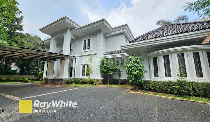 House in Kebayoran Baru, South Jakarta, on Hook, can park 14 cars. 2
